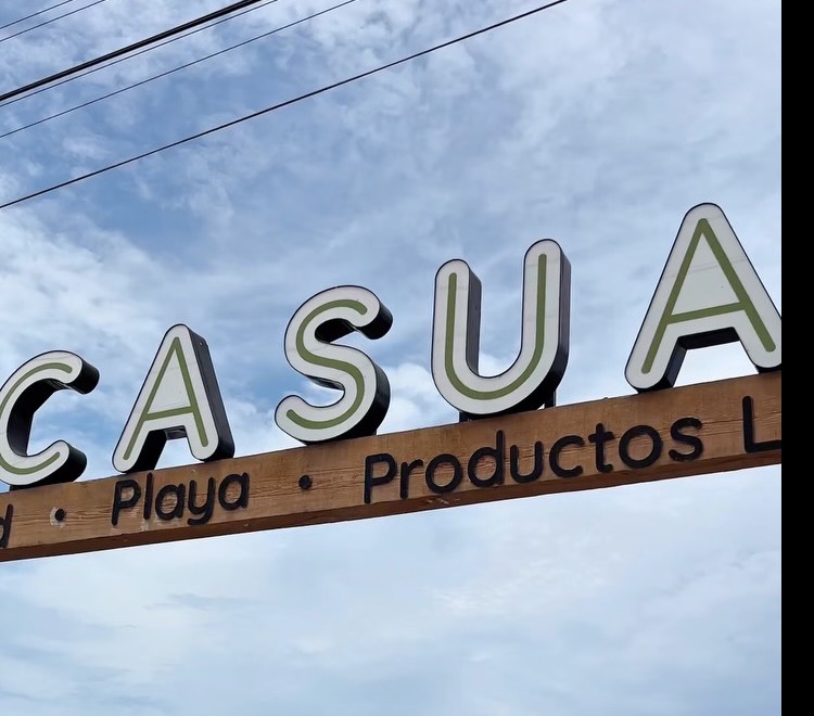 Letrero de la entrada de Casual contra el cielo